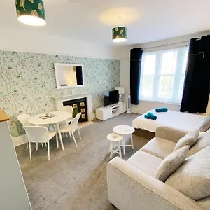 the-chine-a-spacious-studio-close-to-the-beach.bournemouth-hotels.org/